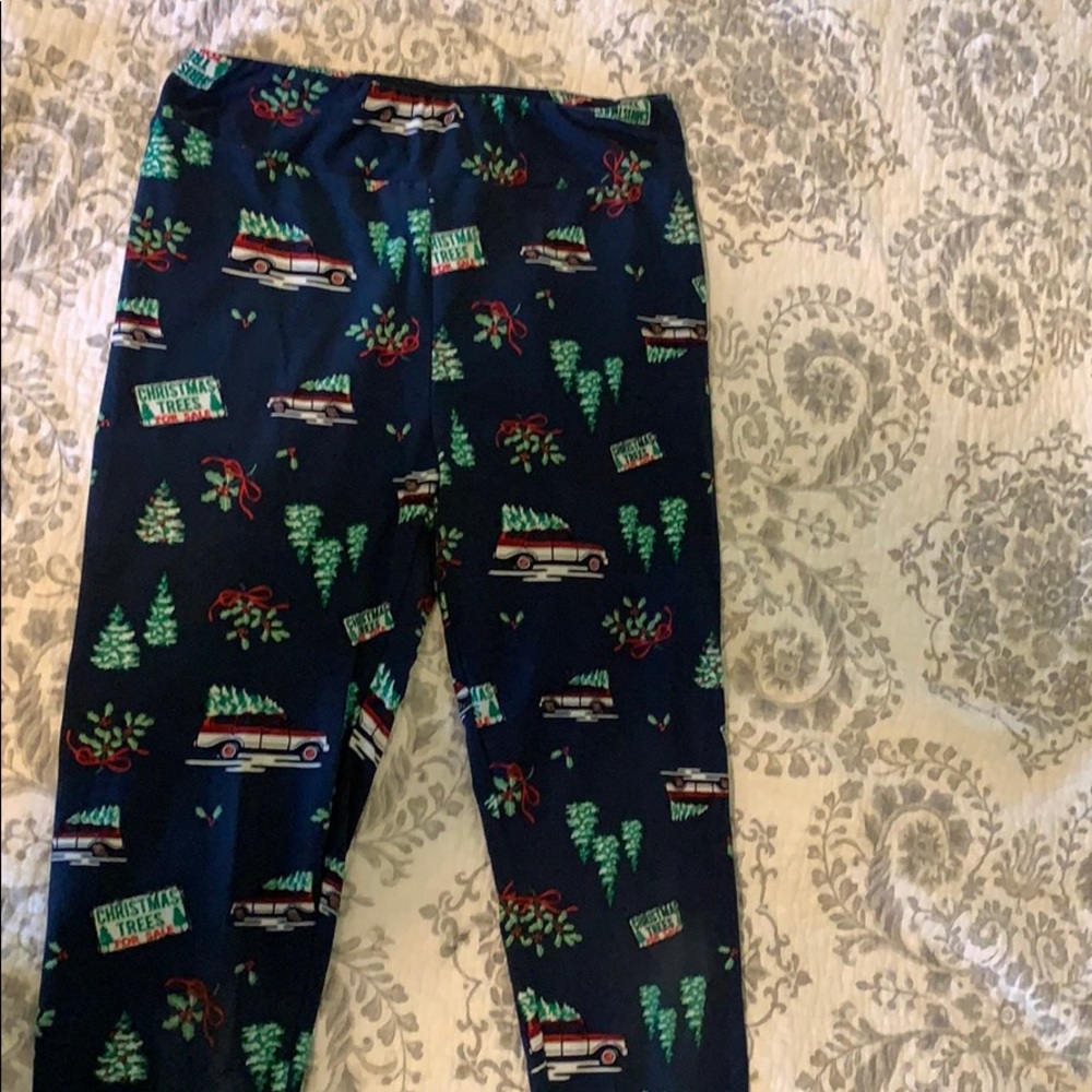 Soft and comfortable Christmas leggings.